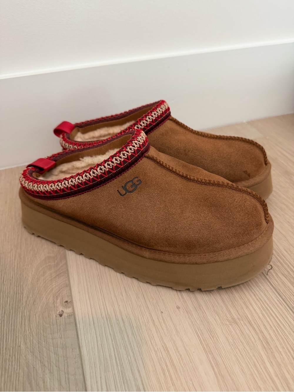UGG Chestnut Suede Shearling Mule with Red Accent Tazz II platform size 9